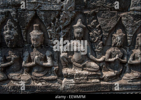 Steinerne Figuren an der Wand am Bayon Tempel, Angkor Wat, Kambodscha Stockfoto