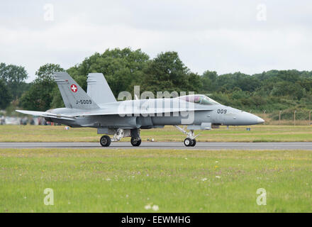 Der Pilot der Schweizer Luftwaffe F/A - 18C Hornet Military Düsenjäger Wellen der Menge nach Abschluss seiner Anzeige beim RIAT Stockfoto