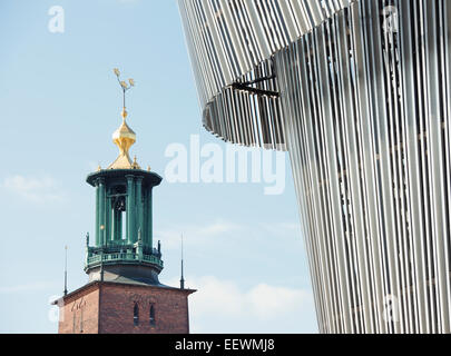 Alte und moderne Architektur in Stockholm, Schweden. Rathaus von Stockholm und Waterfront Gebäude. Stockfoto