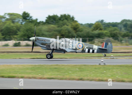 Supemarine Spitfire Jagdflugzeug von Royal Air Force Battle of Britain Memorial Flight startet bei der RIAT anzeigen Stockfoto