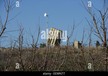 (150122)--GOLAN HEIGHTS, 22. Januar 2015 (Xinhua)--Iron Dome Luft Verteidigung-Batterien sollen abfangen und zerstören eingehende Kurzstrecken-Raketen und Artillerie-Granaten, sind in der Nähe der Grenze zwischen Israel besetzten Golan-Höhen und Libanon, am 21. Januar 2015 bereitgestellt. Israel hat auf Warnung seiner Luftwaffe und schickten Truppen Verstärkung in nördlichen Teil nach ein Luftangriff in Syrien senior Hisbollah-Mitglieder getötet und ein iranischer general, israelische Verteidigung-Beamten am Mittwoch sagte. (Xinhua/JINI/Gil Eliyahu) (Djj) Stockfoto