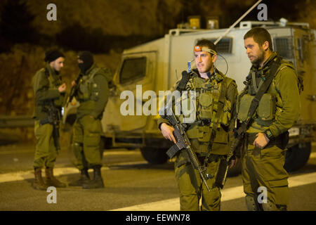 (150122)--GOLAN HEIGHTS, 22. Januar 2015 (Xinhua)--israelische Soldaten schließen Straßen aus Sicherheitsgründen in der Nähe der Grenze zwischen Israel besetzten Golan-Höhen und Libanon, am 21. Januar 2015. Israel hat auf Warnung seiner Luftwaffe und schickten Truppen Verstärkung in nördlichen Teil nach ein Luftangriff in Syrien senior Hisbollah-Mitglieder getötet und ein iranischer general, israelische Verteidigung-Beamten am Mittwoch sagte. (Xinhua/JINI/Gil Eliyahu) (Djj) Stockfoto