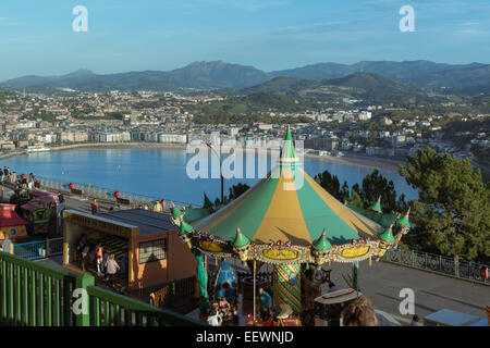 Luftaufnahme der Stadt San Sebastián und La Concha Strand, Blick auf den Park Vergnügungspark in Monte Igueldo, Pais Vasco, Stockfoto