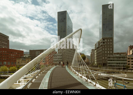 Bogenbrücke über den Fluss Nervion, in der baskischen Bilbao im Norden Spaniens. Stockfoto