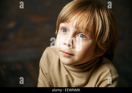 Kleine schöne junge Geistliche friedlichen beten Stockfoto