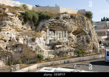 Rock mit der Form eines Schädels in der Nähe das Gartengrab in Jerusalem. Pilger glauben, dass dies die Felsen Golgatha sein könnte. Stockfoto