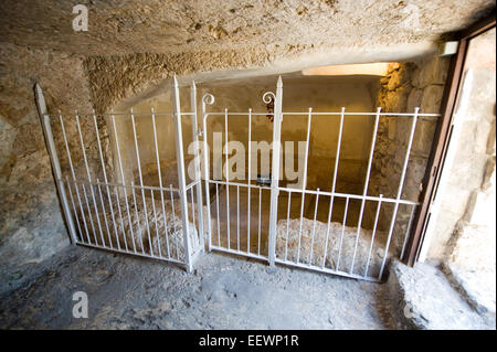 In das Grab im Garten. Das Gartengrab in Jerusalem ist eines der beiden angeblichen Grabstätten von Jesus Christus Stockfoto