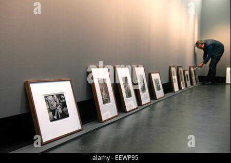 Berlin, Deutschland. 22. Januar 2015. Kurator Felix Hoffmann misst den Abstand zwischen den Bildern während des Setup für die Ausstellung "Lore Krueger. Ein Koffer voller Bilder im Amerika Haus von c/o Berlin in Berlin, Deutschland, 22. Januar 2015. C/o Berlin ist die erste Institution weltweit eine große Lore Krüger Retrospektive zu präsentieren. Die Ausstellung läuft vom 24 Januar bis 10. April 2015. Foto: FELIX ZAHN/Dpa/Alamy Live News Stockfoto