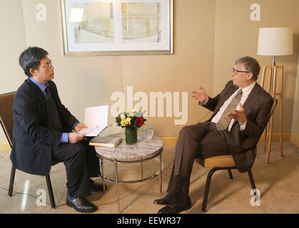 New York, USA. 21. Januar 2015. Bill Gates (R) erhält ein exklusives Interview mit Xinhua in New York, Vereinigte Staaten, am 21. Januar 2015. Die nächsten 15 Jahre werden große Durchbrüche in der Landwirtschaft, Gesundheit, Bildung und mobile-Banking sehen, und die Armen Leben erhalten auch besser als jeder Zeit in der Geschichte, Bill Gates, Co-Vorsitzender der Bill & Melinda Gates Foundation, hier am Mittwoch sagte. © Qin Lang/Xinhua/Alamy Live-Nachrichten Stockfoto