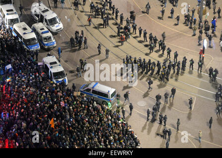 Leipzig, Deutschland. 21. Januar 2015. Menschen aus Leipzig und Gäste zeigen in Leipzig, Deutschland, 21. Januar 2015. Sie protestieren gegen die Anti-islamische Bewegung LEGIDA (Leipzig gegen die Islamisierung des Abendlandes). Tausende von DemonstrantInnen für und gegen die Anti-Ilamic-Bewegung in Leipzig erwartet. Foto: PETER ENDIG/Dpa/Alamy Live News Stockfoto