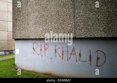 Dresden, Deutschland. 21. Januar 2015. Die Schrift an der Wand liest "R.i.p. Khalid" Kennzeichnung den nahe gelegenen Ort, wo ein Flüchtling, Kahled B. tot in einem Hinterhof eines Wohnblocks von Wohnungen in Dresden, Deutschland, 21. Januar 2015 gegründet wurde. Mehrere Mitbewohner Kahled haben die Stadt Dresden, Politiker, Polizei und Bürger um Hilfe bei der Untersuchung in den Tod Kahled B. Photo gebeten: Arno Burgi/Dpa/Alamy Live News Stockfoto