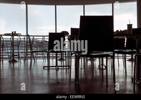 Café, Beine, Stühle, Café, Beine, Stühle, Café, Fenster, Interieur, Hocker, bar, Zimmer, Holz, Stuhl, Tisch, Boden, Geschäft, Horizontal, u Stockfoto