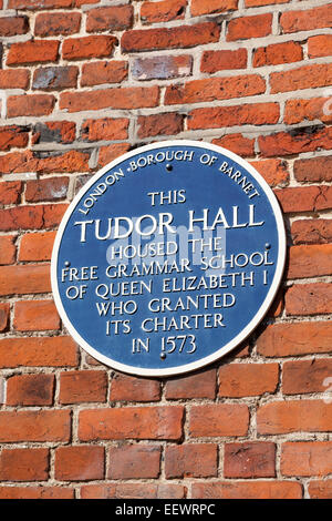 UK, Barnet, Tudor Hall Plakette markiert die Gewährung der Charta von Queen Elizabeth ich das freie Gymnasium. Stockfoto