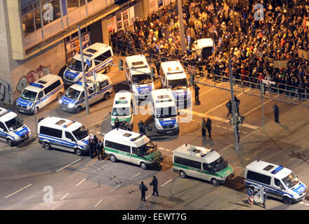 Leipzig, Deutschland. 21. Januar 2015. Menschen aus Leipzig und Gäste zeigen in Leipzig, Deutschland, 21. Januar 2015. Sie protestieren gegen die Anti-islamische Bewegung LEGIDA (Leipzig gegen die Islamisierung des Abendlandes). Tausende von DemonstrantInnen für und gegen die Anti-Ilamic-Bewegung in Leipzig erwartet. Foto: PETER ENDIG/Dpa/Alamy Live News Stockfoto