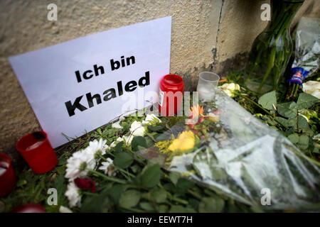 Dresden, Deutschland. 21. Januar 2015. Kerze, Blume und ein Zeichen, das liest, "Ich bin Khaled" markieren Sie die Stelle, wo ein Flüchtling, Kahled B. tot in einem Hinterhof eines Wohnblocks von Wohnungen in Dresden, Deutschland, 21. Januar 2015 gegründet wurde. Mehrere Mitbewohner Kahled haben die Stadt Dresden, Politiker, Polizei und Bürger um Hilfe bei der Untersuchung in den Tod Kahled B. Photo gebeten: Arno Burgi/Dpa/Alamy Live News Stockfoto