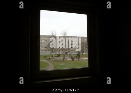 Dresden, Deutschland. 21. Januar 2015. Ein Blick durch ein Fenster auf dem Platz, wo ein Flüchtling, Kahled B. tot in einem Hinterhof eines Wohnblocks von Wohnungen in Dresden, Deutschland, 21. Januar 2015 gegründet wurde. Mehrere Mitbewohner Kahled haben die Stadt Dresden, Politiker, Polizei und Bürger um Hilfe bei der Untersuchung in den Tod Kahled B. Photo gebeten: Arno Burgi/Dpa/Alamy Live News Stockfoto