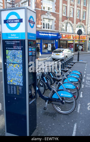 Eine Reihe von Fahrrädern für Barclays Cycle Hire-Schema in der Wardour Street London. Stockfoto