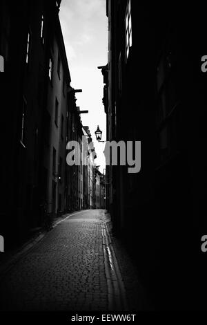 Dunkle Straße und Gebäude in der alten Stadt Stockholm, Schweden. Stockfoto