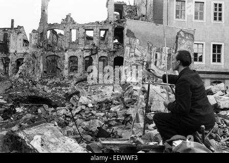 Das Foto vom berühmten Fotografen Richard Peter sen zeigt den Maler Theodor Rosenhauer inmitten von Ruinen in Dresden arbeitet an seinem Ölgemälde "Blick auf den japanischen Palast nach der Bombardierung". Das Foto wurde nach 17. September 1945. Vor allem die alliierten Luftangriffe zwischen dem 13. und 14. Februar 1945 führte zu umfangreichen Zerstörungen der Stadt. Foto: Deutsche Fotothek/Richard Peter sen - kein Draht Stockfoto