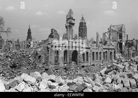 Christianstraße (heute Leningrader Straße) mit Trümmern und Ruinen in Dresden. Der Dresdner Kreuzkirche (links) und das neue Rathaus befindet sich im Hintergrund des Bildes, der im Jahr 1946 aufgenommen wurde. Vor allem die alliierten Luftangriffe zwischen dem 13. und 14. Februar 1945 führte zu umfangreichen Zerstörungen der Stadt. Foto: Deutsche Fotothek/Erich Höhne & Erich Pohl - kein Draht-SERVICE Stockfoto