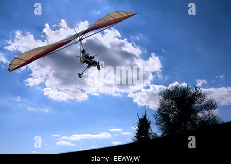 Den motorisierten Hängegleiter fliegen zur Sonne Stockfoto