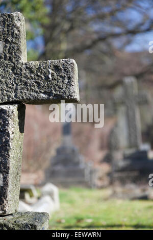 UK, Borehamwood, Grabsteine, unscharf, All Saints Churchyard. Stockfoto