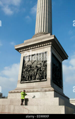 London, UK. 22. Januar 2015. Ein sauberer macht Schlauch zur Nelsonsäule in Trafalgar Square im Rahmen der Wartung Reinigung verwenden. Bildnachweis: Amer Ghazzal/Alamy Live-Nachrichten Stockfoto