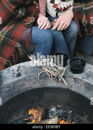 Detail der paar sitzt an einer Feuerstelle. Stockfoto