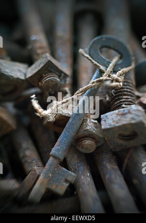 alte Schlüssel versteckt in rostigen Schrauben Stockfoto