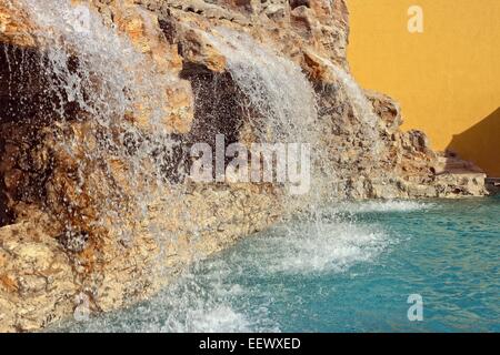 Wasserfall mit Pool und Steinen im Luxus hotel Stockfoto