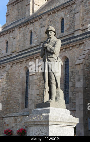 PLANGUENOUAL, Frankreich - Juli 2014: Statue eines Soldaten, ein Weltkrieg-Denkmal in der Stadt von Planguenoual, Frankreich. Gedenkstätte Stockfoto