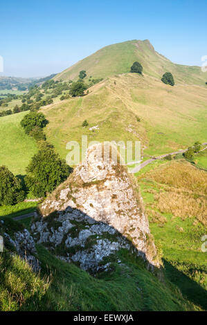 Ein Kalkstein Pinnacle auf Parkhaus Hügel mit Blick auf Chrome Hill im Peak District an einem sonnigen Tag. Stockfoto