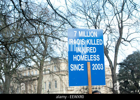 London, UK. 22. Januar 2015. Ein Demonstrant außerhalb Lancaster House in London, wo eine Tagung der Außenminister aus 21 Ländern abgehalten wurde, um die Bemühungen zur Bekämpfung der Bedrohung der Dschihad-Gruppe ISIS zu koordinieren. Bildnachweis: Amer Ghazzal/Alamy Live-Nachrichten Stockfoto