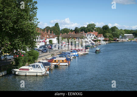 England, Oxfordshire, Henley-on-Thames: Sportboote vor Anker auf der Themse Stockfoto