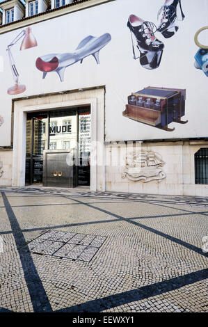 Portugal, Lissabon, Fassade und Eingang des MUDE, Design und Mode-Museum. Stockfoto