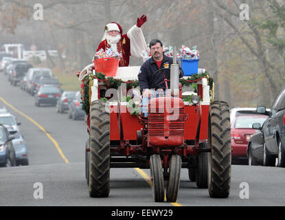 Semour CT USA--Santa (Jim Chedister von Trumbull) bekommt einen Aufzug von Tom Eighmie von Seymour als Santa die Partei von der Yankee Clipper Barber Shop auf Chucta Weg geworfen besucht. Das Frühstück mit Santa Veranstaltung zog 5-600 Gäste mit Spielzeug für die Tal-TEAM Toys 4 Kids-Spielzeug-Laufwerk.   26.11.11 Stockfoto