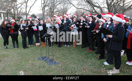 North Haven, CT USA - singt North Haven High School Concert Choir Weihnachtslieder auf der North Haven während der Baum Grün Beleuchtung Zeremonien.  04.12.11 Stockfoto