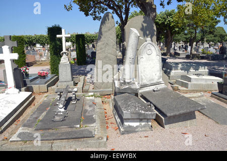 SAINT-BRIEUC, Frankreich-Juli 2014: Vorgefallenen Gräber des Friedhofs von Saint Michel in St. Brieuc, Bretagne Stockfoto