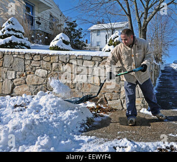 West Haven--Joaquin Melendez Schaufeln seiner Gehweg entlang Crest Straße in West Haven Sonntagmorgen.  , Stockfoto