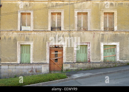 Abgelaufenes Haus in der Stadt Saint Brieuc, Bretagne Stockfoto