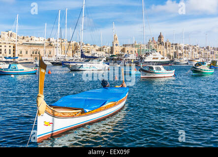 Vittoriosa Waterfront Marina und Wasser-Taxi oder Dghajsa, Dockyard Creek, Birgu der drei Städte, Valletta, Malta, EU, Europa Stockfoto