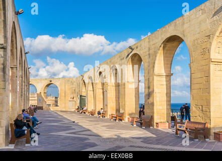 Touristen in Upper Barrakka Gardens mit Blick auf den Grand Harbour Valletta Malta EU Europa Stockfoto