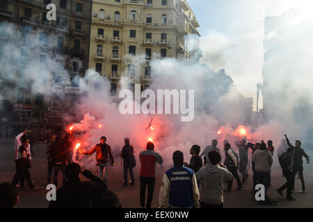 Kairo. 22. Januar 2015. Dutzende von Demonstranten verwenden Fackel während einer regierungskritischen Demonstration in der Innenstadt von Kairo, Ägypten, am 22. Januar 2015, vor dem vierten Jahrestag auf Jan. 25 ehemaligen Ägyptens Präsident Hosni Mubarak zu stürzen. © Mohamed El Raai/Xinhua/Alamy Live-Nachrichten Stockfoto