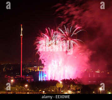 Rot und lila Feuerwerk gegen Nachthimmel Stockfoto