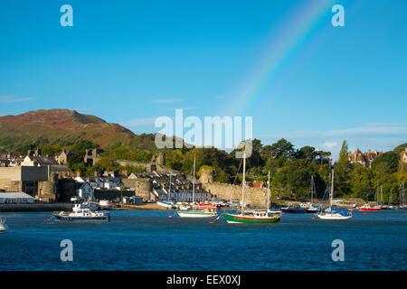 Regenbogen über Conwy Bay und Stadt Wände, Wales, UK Stockfoto