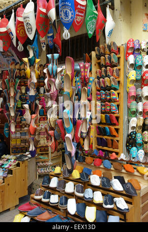 Marokkanische Lederschuhe zum Verkauf in den Souvenir-Shop, Fes, Marokko Stockfoto