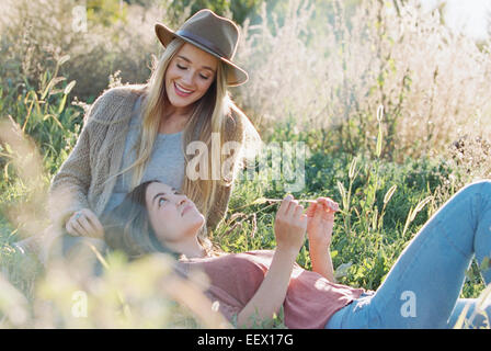 Apfelplantage. Zwei Frauen in der Wiese liegen. Stockfoto