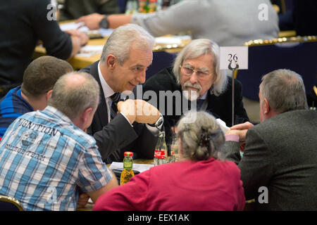 Dresden, Deutschland. 21. Januar 2015. Sachsens Ministerpräsident Stanislaw Tillich (3. L, CDU) im Gespräch mit Bürgern während des Dialogforums "Together in Sachsen" in Dresden, Deutschland, 21. Januar 2015. Rund 300 Einwohner von Sachsen und der Stadt Dresden durften im Forum über Asyl, Integration und Einwanderung zu sprechen. Foto: Arno Burgi/Dpa/Alamy Live-Nachrichten Stockfoto