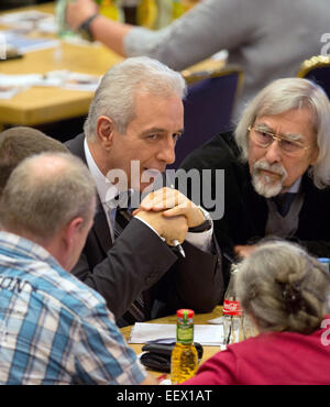 Dresden, Deutschland. 21. Januar 2015. Sachsens Ministerpräsident spricht Stanislaw Tillich (C, CDU) Bürgern während des Dialogforums "Together in Sachsen" in Dresden, Deutschland, 21. Januar 2015. Rund 300 Einwohner von Sachsen und der Stadt Dresden durften im Forum über Asyl, Integration und Einwanderung zu sprechen. Foto: Arno Burgi/Dpa/Alamy Live-Nachrichten Stockfoto