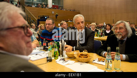 Dresden, Deutschland. 21. Januar 2015. Sachsens Ministerpräsident spricht Stanislaw Tillich (C, CDU) Bürgern während des Dialogforums "Together in Sachsen" in Dresden, Deutschland, 21. Januar 2015. Rund 300 Einwohner von Sachsen und der Stadt Dresden durften im Forum über Asyl, Integration und Einwanderung zu sprechen. Foto: Arno Burgi/Dpa/Alamy Live-Nachrichten Stockfoto